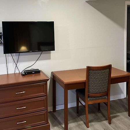 Travelodge By Wyndham Langley Extérieur photo