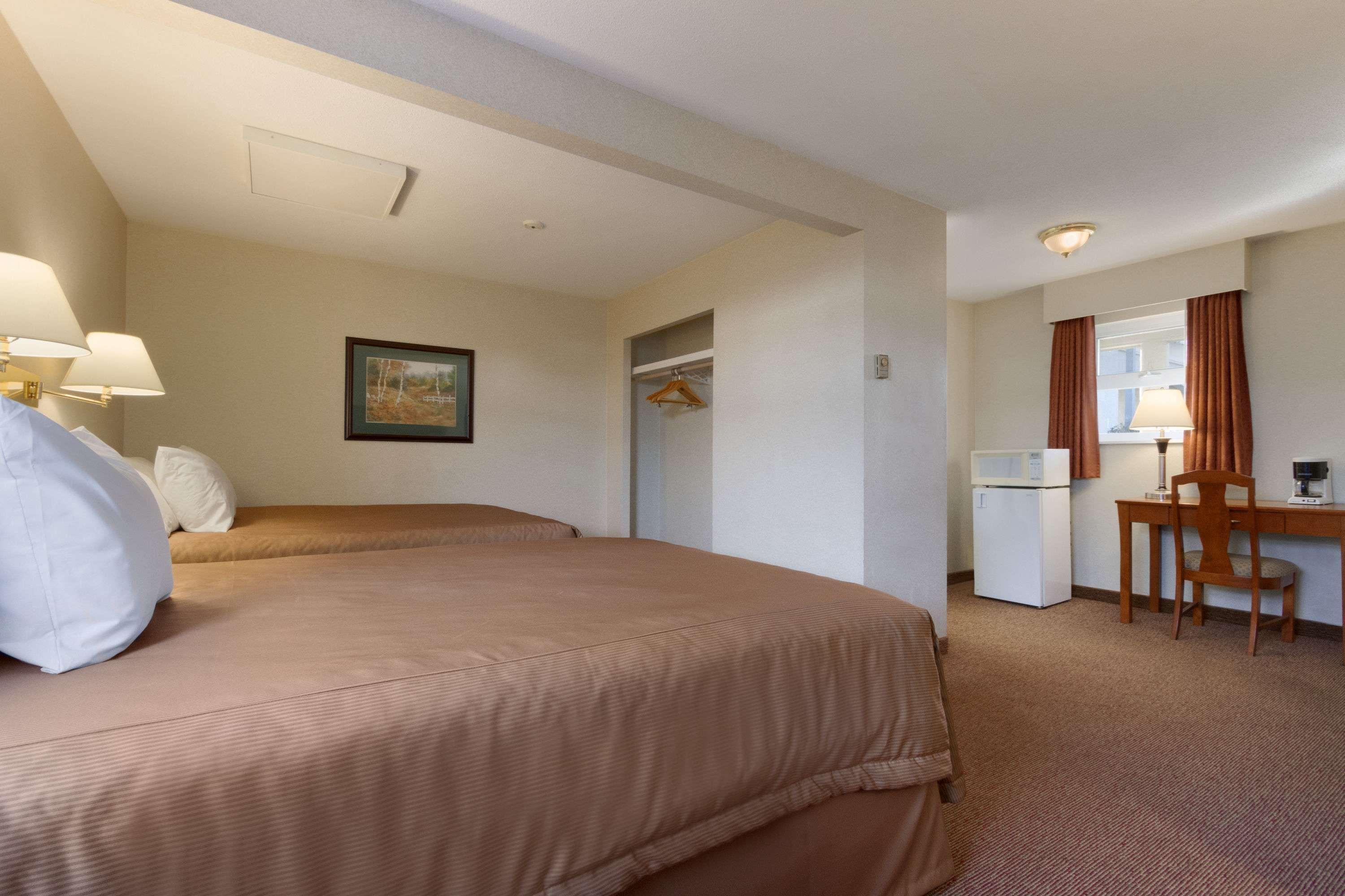 Travelodge By Wyndham Langley Extérieur photo
