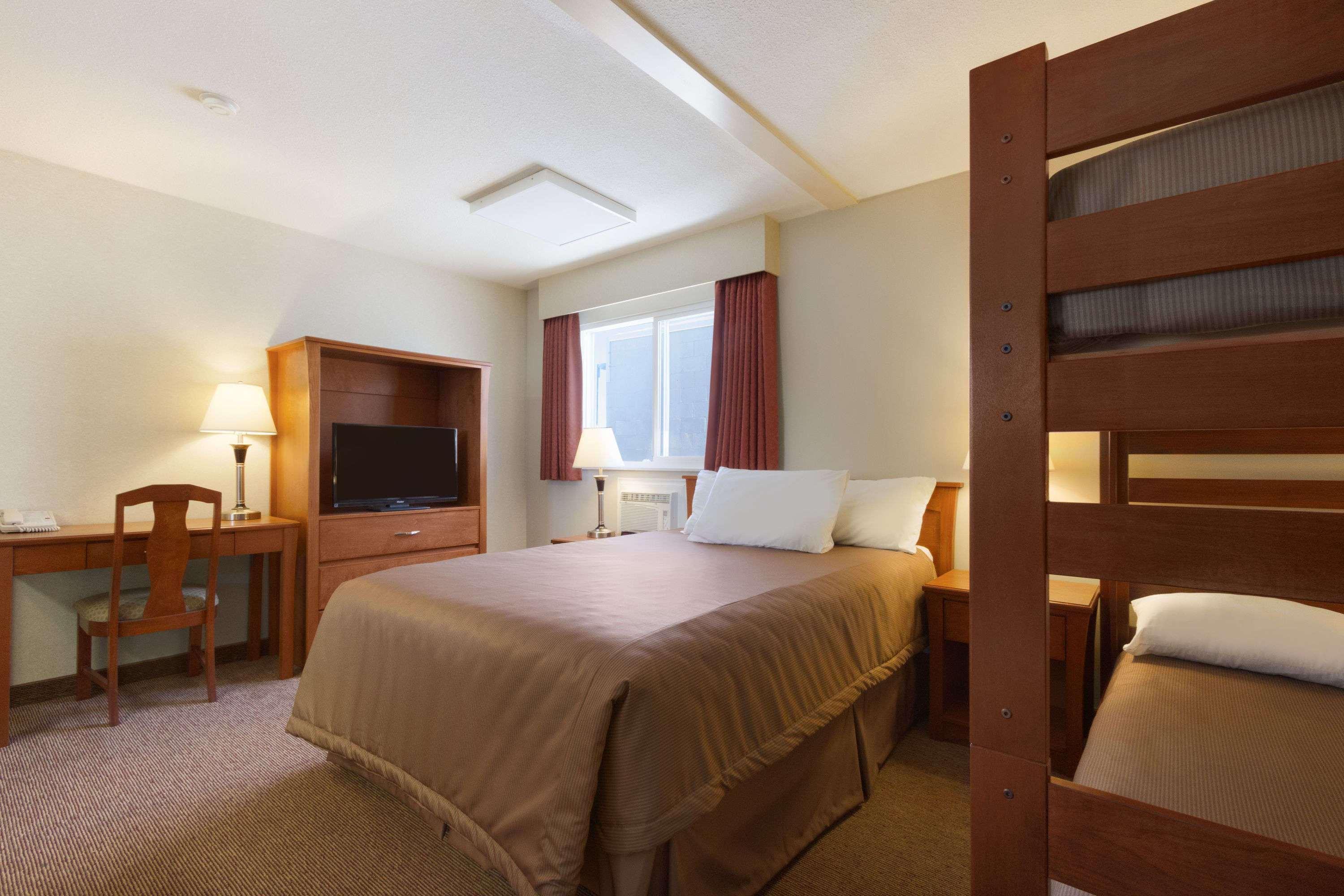 Travelodge By Wyndham Langley Extérieur photo