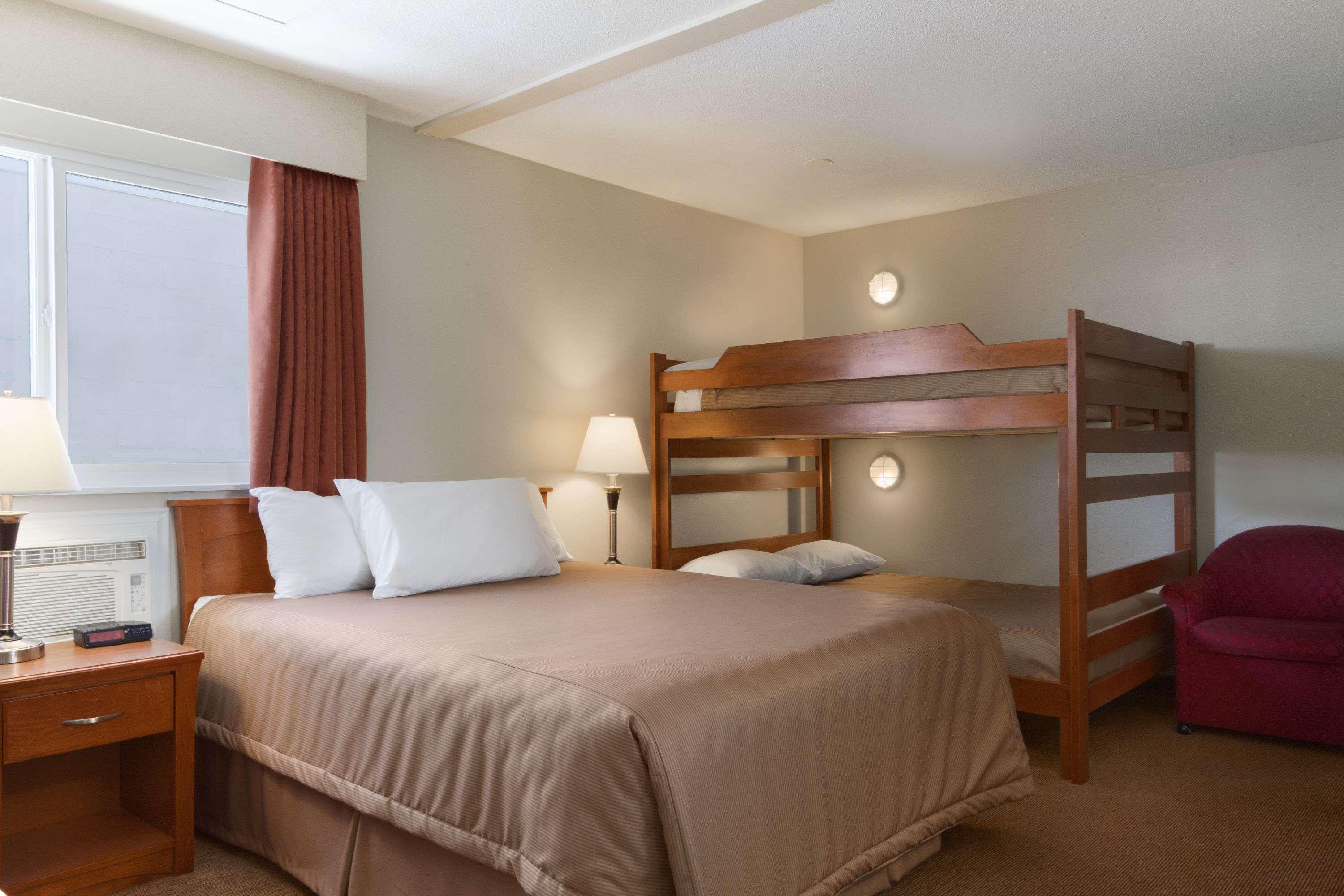 Travelodge By Wyndham Langley Extérieur photo