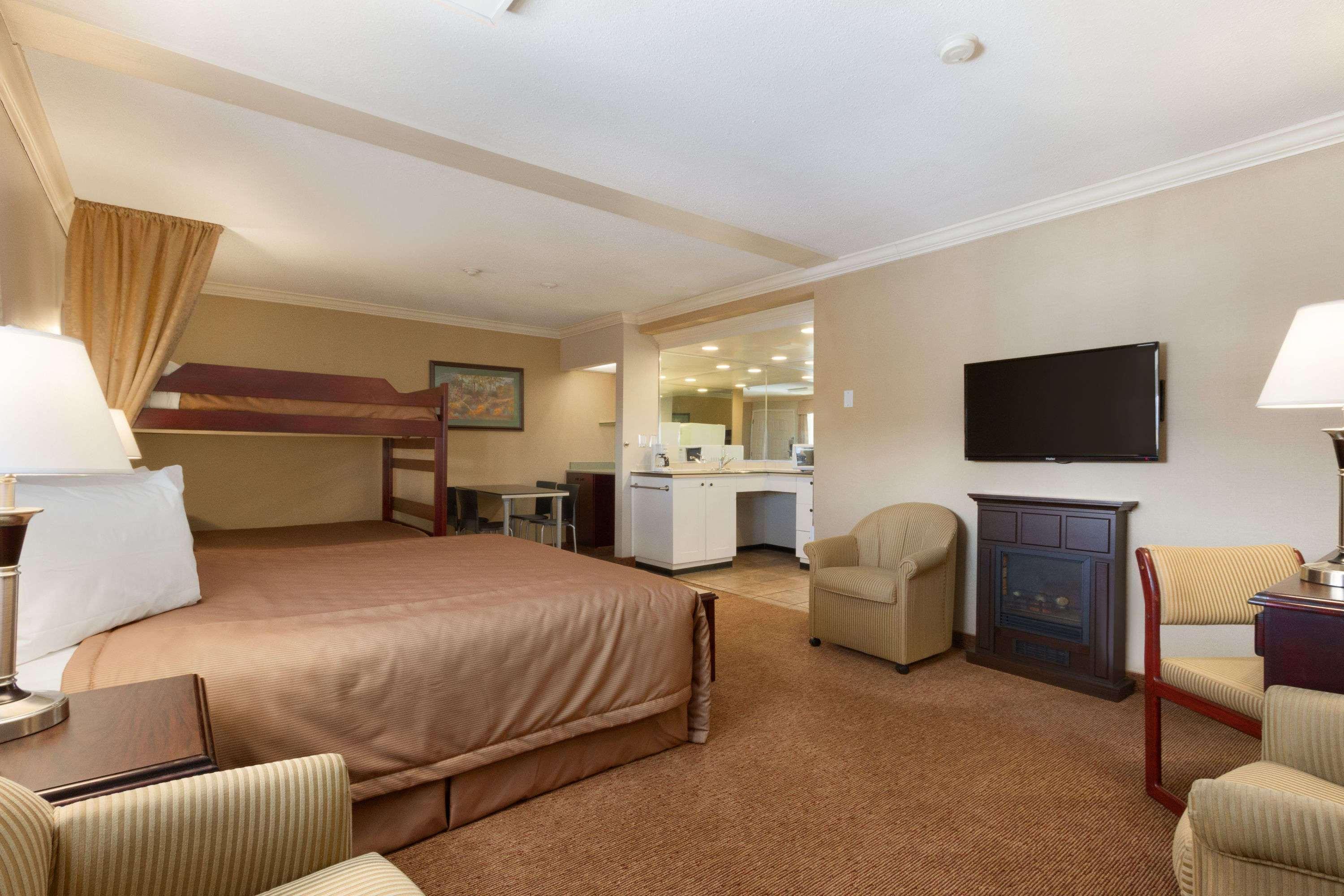 Travelodge By Wyndham Langley Extérieur photo