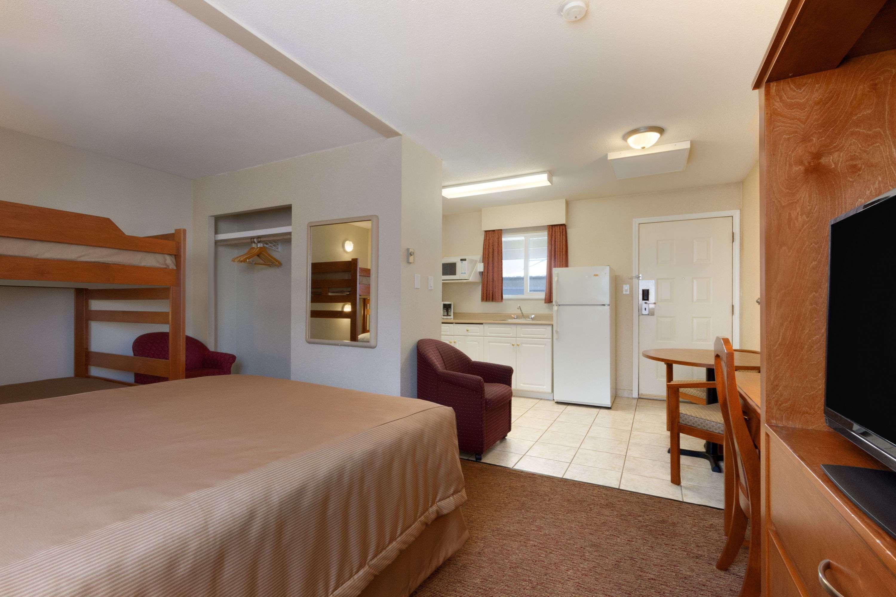 Travelodge By Wyndham Langley Extérieur photo