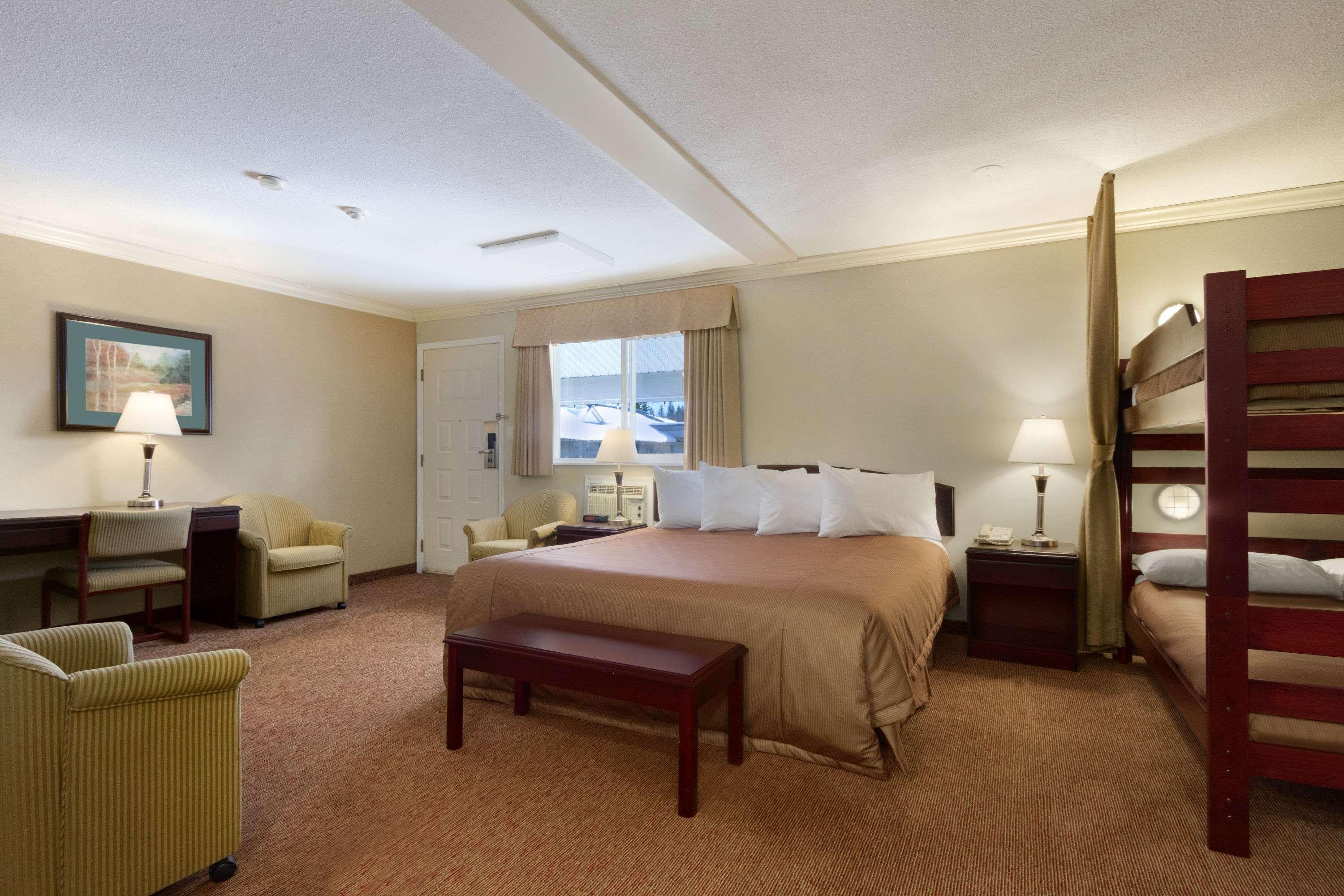 Travelodge By Wyndham Langley Extérieur photo