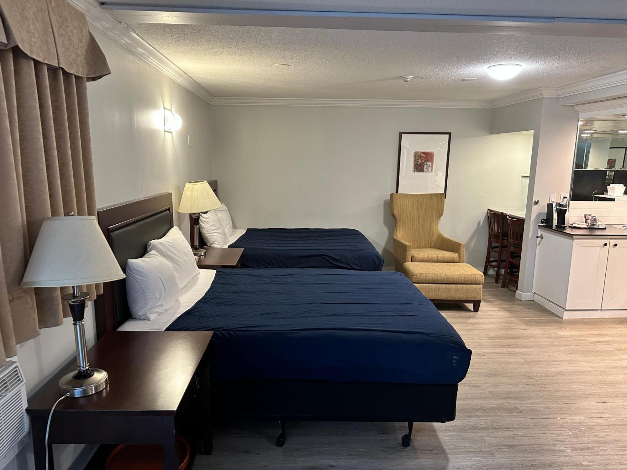 Travelodge By Wyndham Langley Extérieur photo