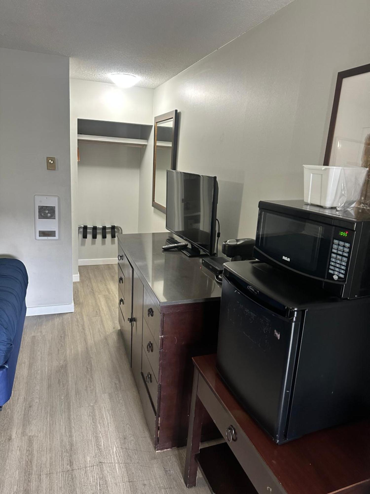 Travelodge By Wyndham Langley Extérieur photo