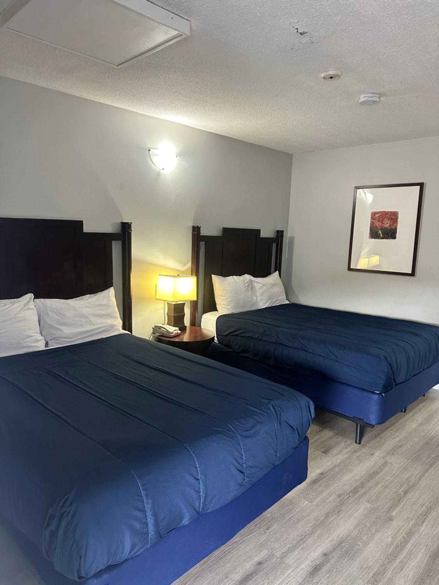 Travelodge By Wyndham Langley Extérieur photo