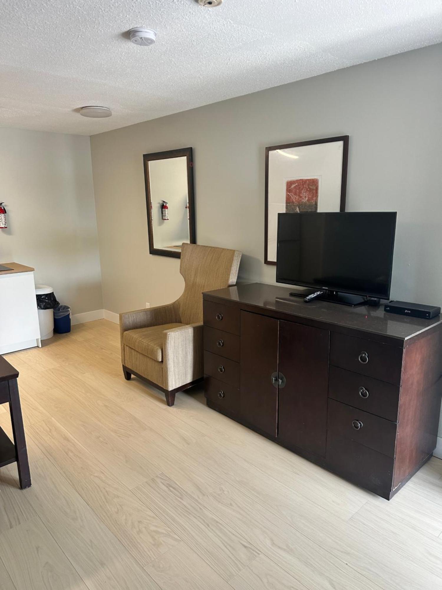 Travelodge By Wyndham Langley Extérieur photo