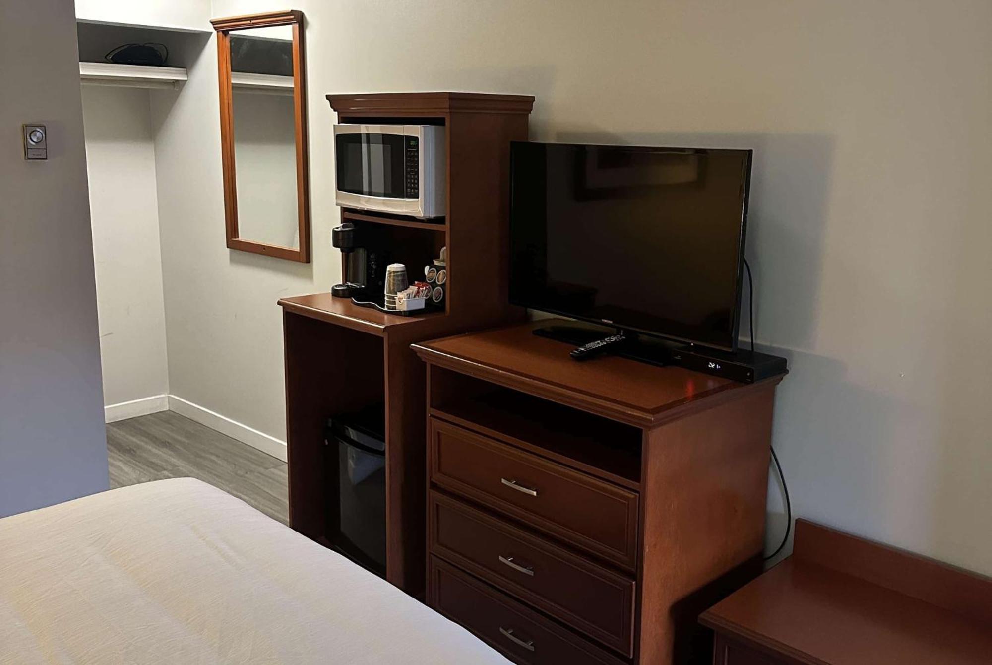 Travelodge By Wyndham Langley Extérieur photo