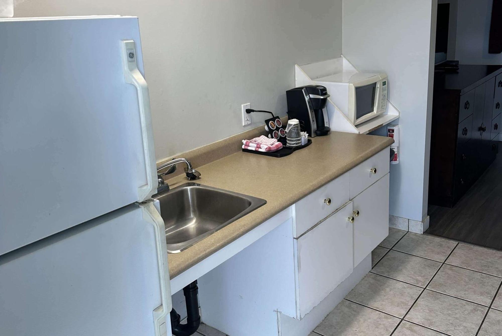 Travelodge By Wyndham Langley Extérieur photo