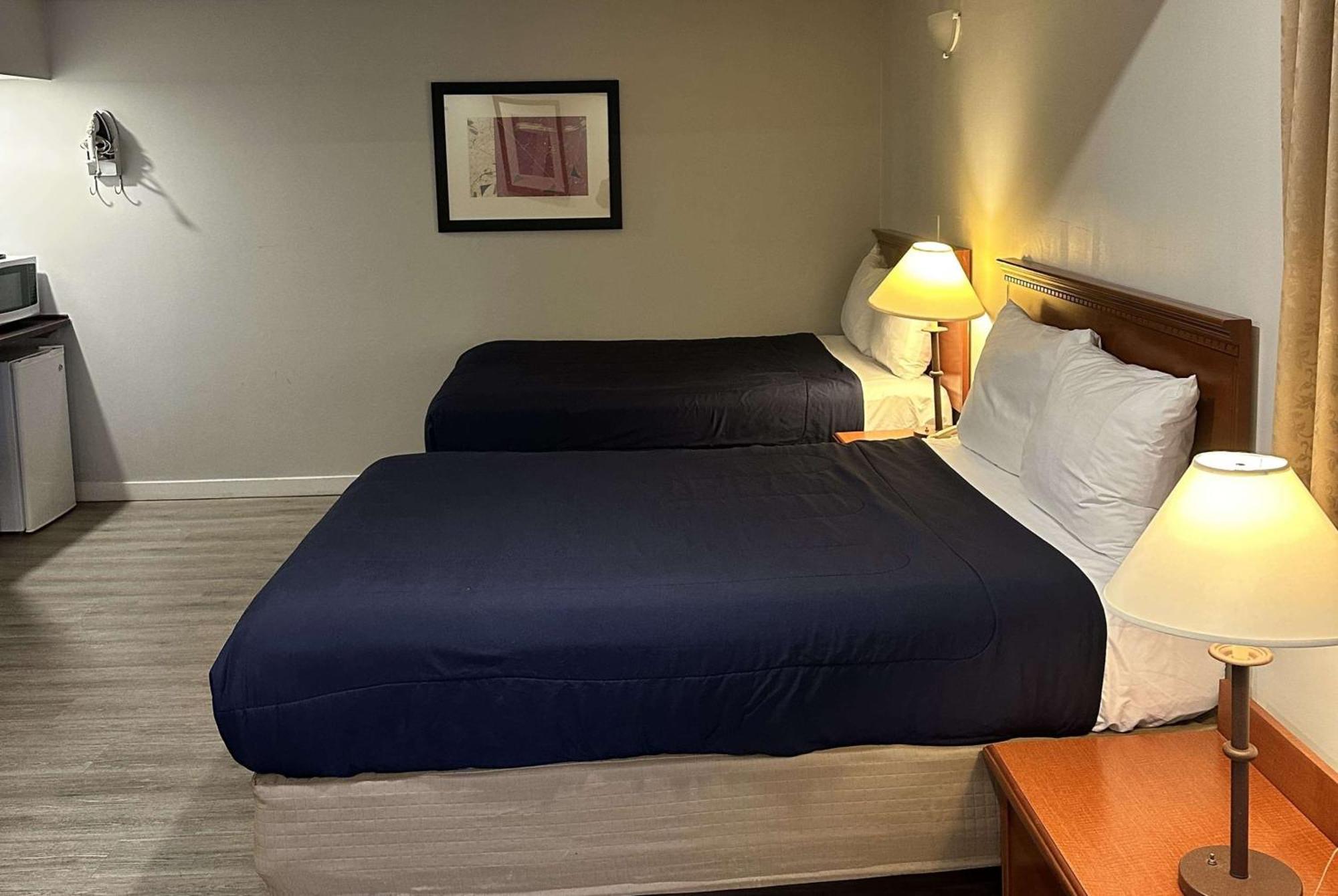 Travelodge By Wyndham Langley Extérieur photo