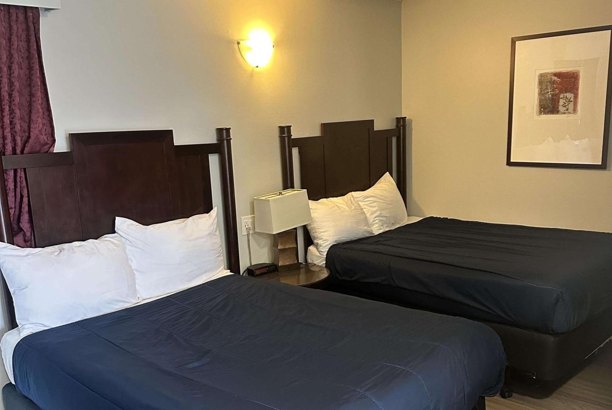 Travelodge By Wyndham Langley Extérieur photo
