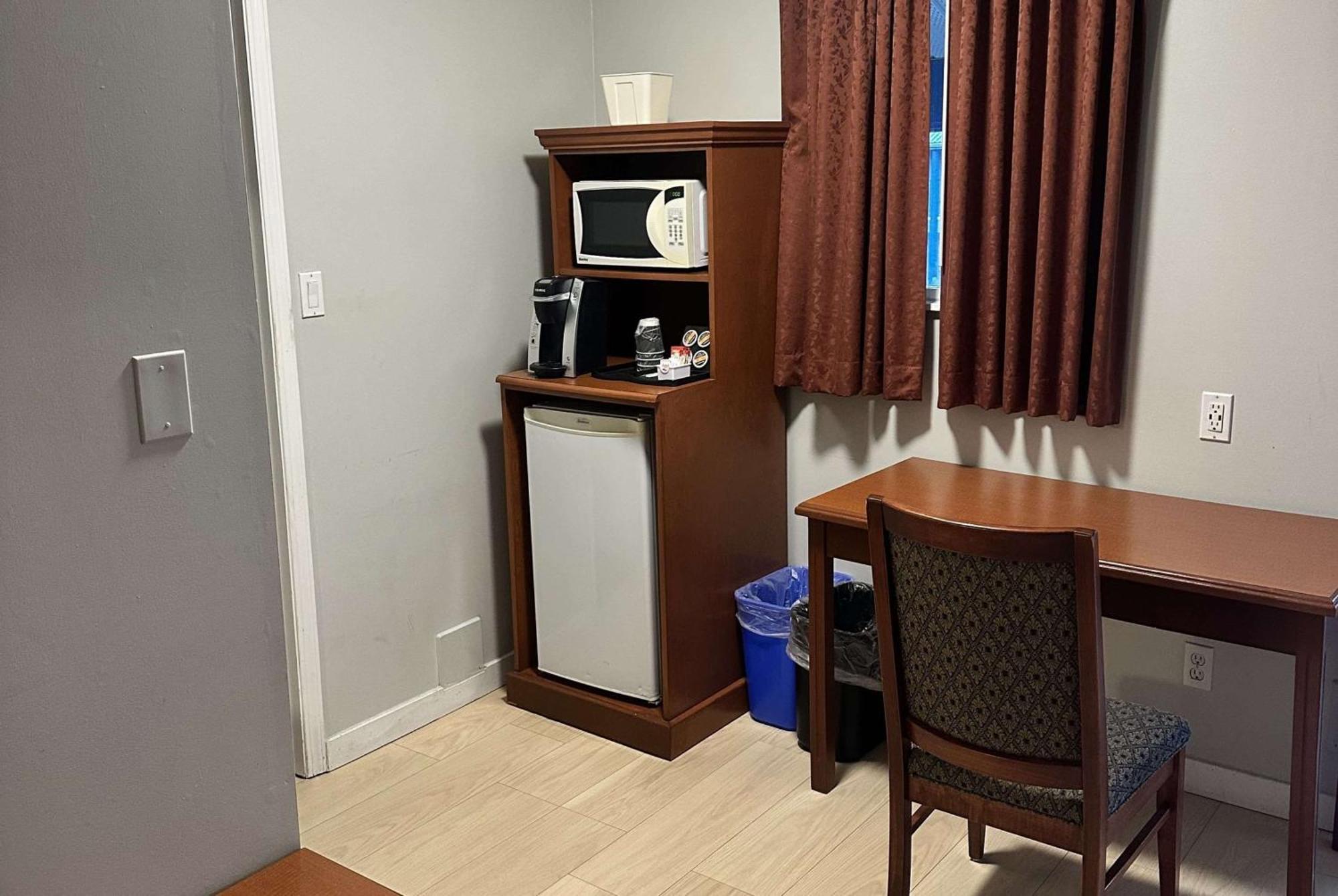 Travelodge By Wyndham Langley Extérieur photo
