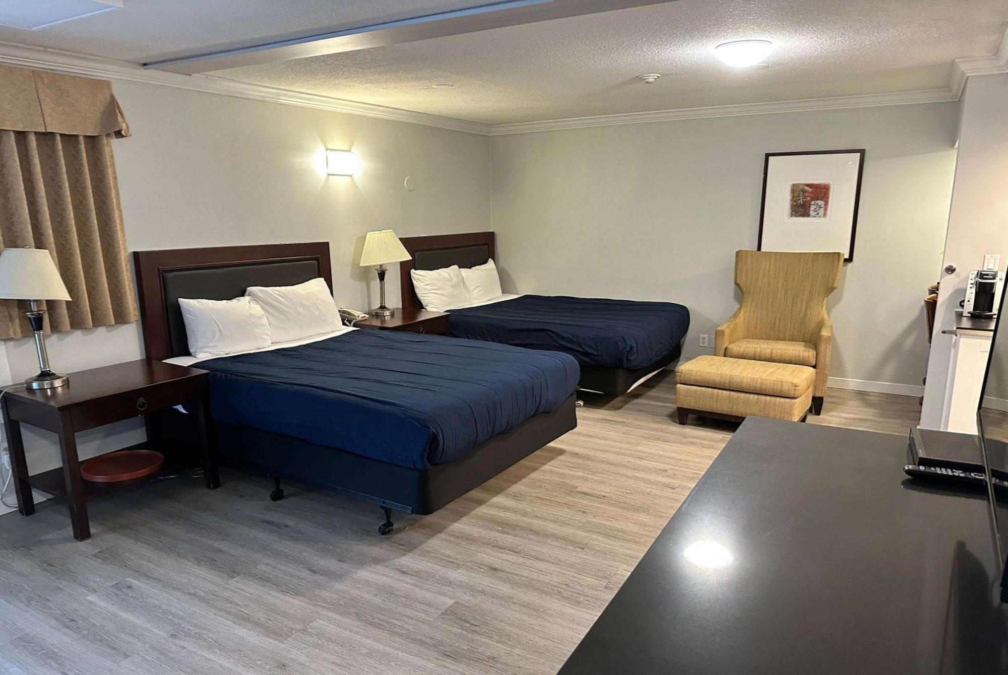 Travelodge By Wyndham Langley Extérieur photo