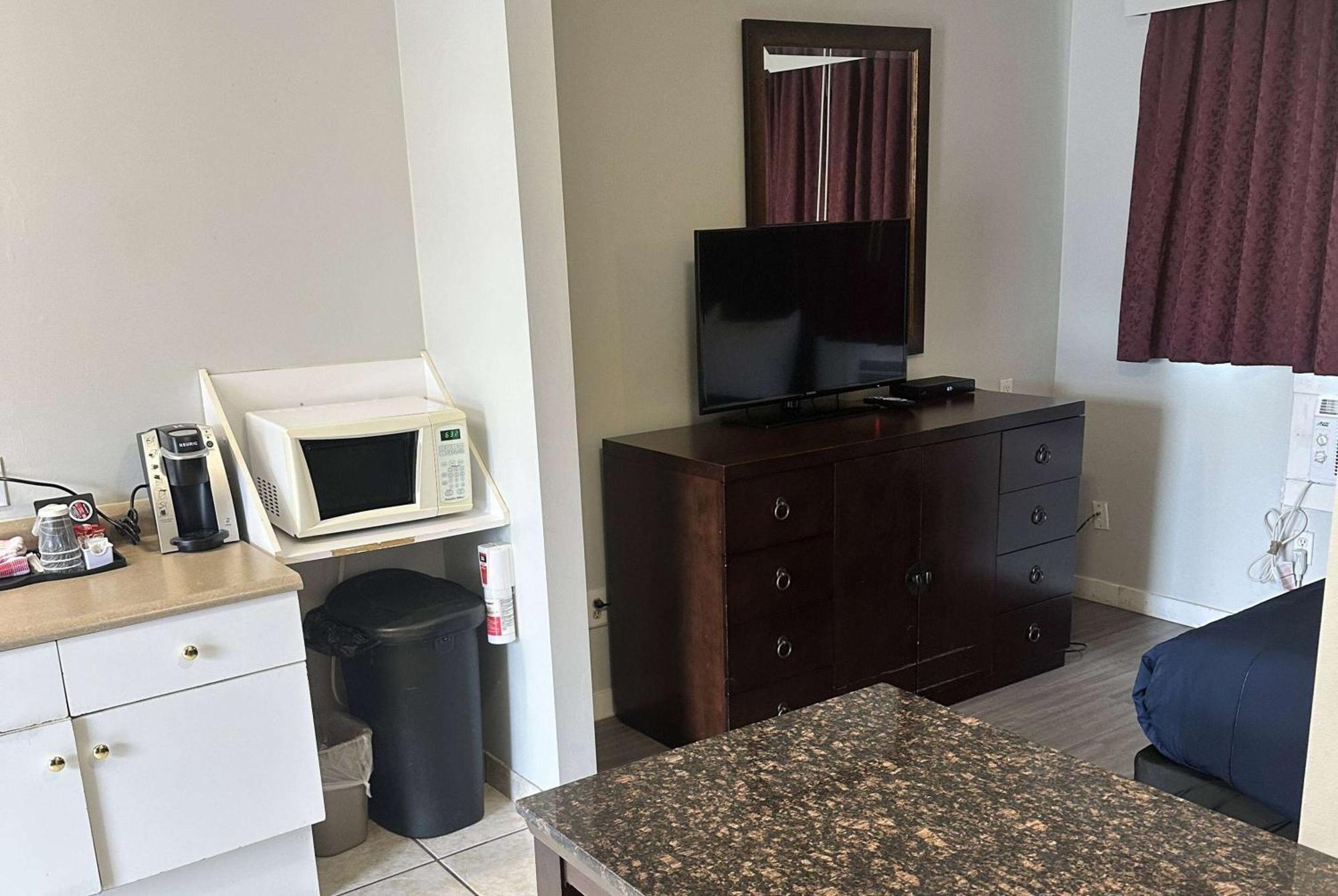 Travelodge By Wyndham Langley Extérieur photo