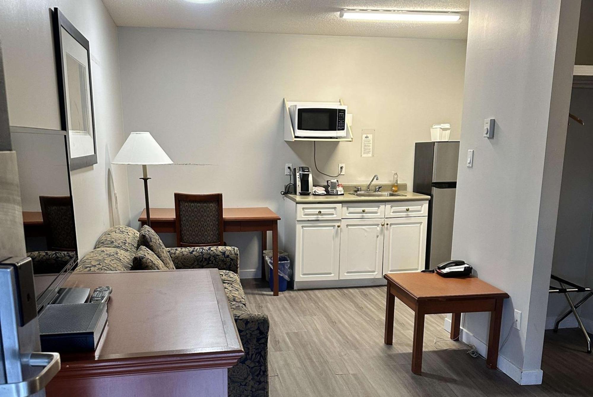 Travelodge By Wyndham Langley Extérieur photo